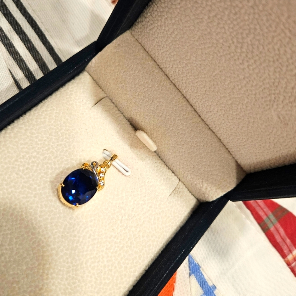 Elegant Blue Crystal Pendant with 18K Yellow/White Gold Base
